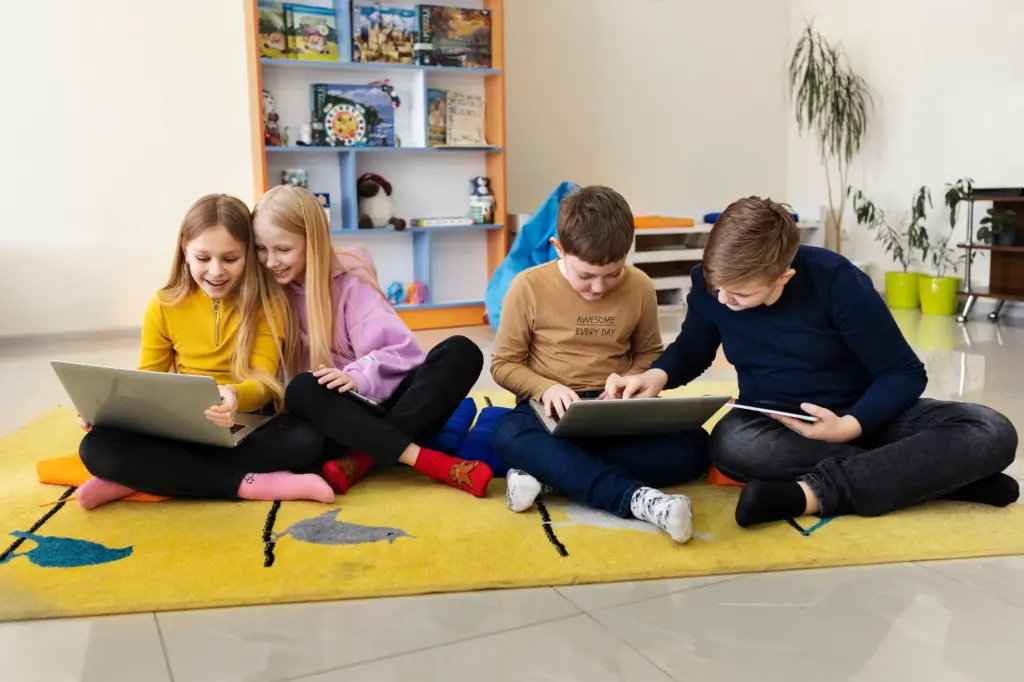 Kinder schauen auf Notebook