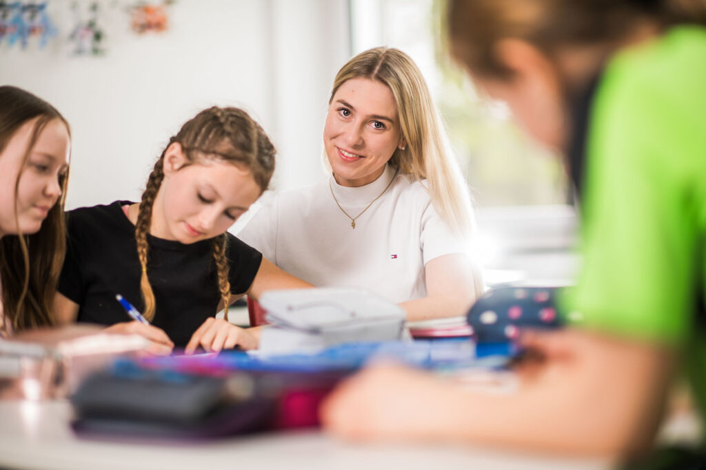 Lehrerin hilft Schülerin